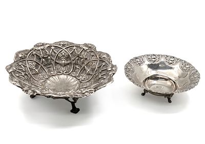 Two Sterling Silver Bowls. 
Marked (each). 
Height: 4.5-6.5cm. 
Diameter: 13-19cm. 
218gr.