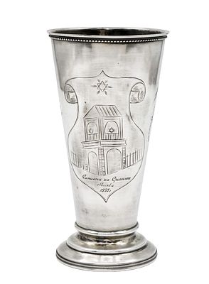 כוס קידוש כסף, בית כנסת במוסקבה, רוסיה, 1896. 
עם חריטת מבנה בית כנסת במוסקבה והכיתוב Synagogue 