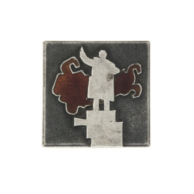 סיכת כסף ואמייל רוסית עם דמותו של לנין על רקע מפת בריה"מ. 
חתום (875). 
2.5x2.5ס"מ. 
לשאלות או 