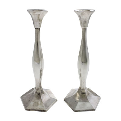 זוג פמוטים כסף סטרלינג תוצרת הצורפים. 
חתום. 
גובה: 28ס"מ. 
416 גרם. 
לשאלות או תמונות 