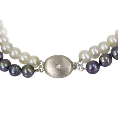 שרשרת פנינים עם סגר זהב לבן 14 קראט ויהלומים. 
מורכב משורת פנינים לבנות ושורת פנינים בגוון 