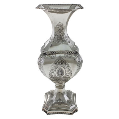 אגרטל כסף סטרלינג גדול ומרשים. 
עיטורי בלט וחריטה של עלים ופרחים. 
חתום. 
גובה: 38ס"מ. 
994 