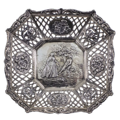 קערת כסף תוצרת Adolf Mayer, פרנקפורט, גרמניה, סוף המאה ה-19 - תחילת המאה ה-20. 
מרכז הקערה עם 