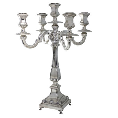 קנדלברה כסף סטרלינג חמישה קנים גדולה ומרשימה. 
תוצרת האחים חדד. 
חתום. 
גובה: 52ס"מ. 
1220 