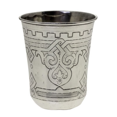 כוס כסף, מוסקבה, רוסיה, המאה ה-19. 
עיטורי חריטה. 
חתום, כנראה 1877. 
גובה: 7ס"מ. 
52 