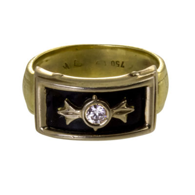 טבעת זהב צהוב 18 קראט יהלום ואמייל. 
משובץ יהלום במשקל של כ-0.15 קראט על גבי רקע אמייל 