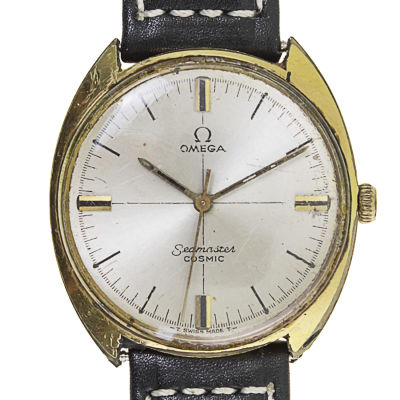 שעון יד לגבר Omega Seamaster Cosmic. 
מנגנון מכני. 
מצב עבודה. 
35מ"מ. 
רצועת 