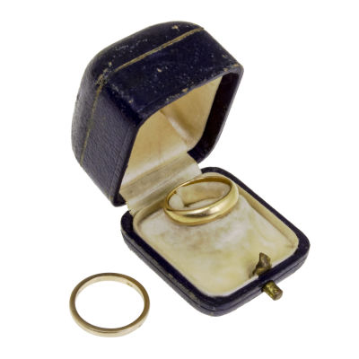 שתי טבעות נישואין זהב. 
כולל: 
1. טבעת זהב 18 קראט, מידה: 5.25, 4.22 גרם, חתום. 
2. טבעת 