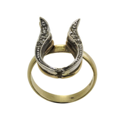 טבעת זהב צהוב 14 קראט. 
משובץ זירקונים. 
חתום. 
מידה: 6. 
4.80 גרם. 
לשאלות או 