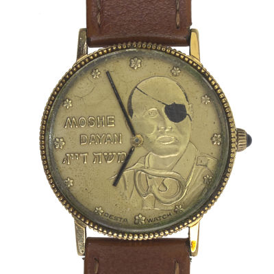 שעון יד משה דיין תוצרת Desta. 
מצופה זהב. 
כתר משובץ ספיר. 
מנגנון מכני. 
מצב 