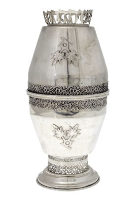 Sterling Silver Standing Ethrog Box, Judaica. 
Marked. 
20cm. 
228gr.