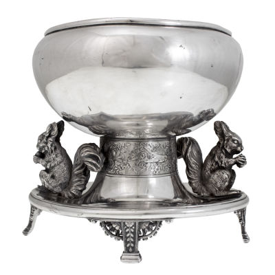 Charming Meriden Britannia Company Nut Bowl, Late 19th Century. 
Two sculptured squirrels on 