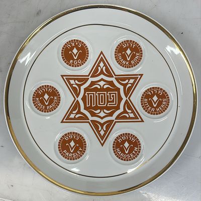 צלחת פסח נעמן פורצלן. 
עיטורי זהב, שמות המאכלים בעברית ואנגלית, מגן דוד במרכז. 
קוטר: 