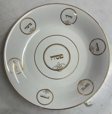 צלחת פסח פורצלן תוצרת Limoges, צרפת. 
עם שם החג ושמות המאכלים באותיות זהב מהודרות. 
חתום. 
קוטר: 