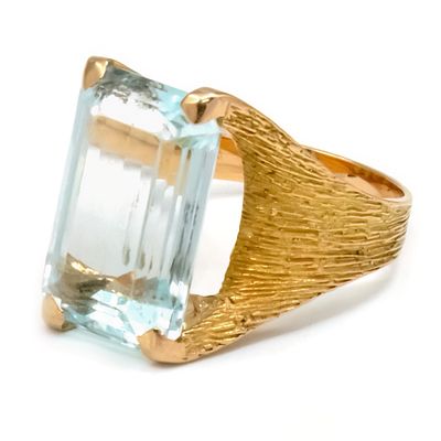 18k Yellow Gold Aquamarine Ring.
Aquamarine: 16x10mm.
Marked.
Size: 7.
7.06gr.