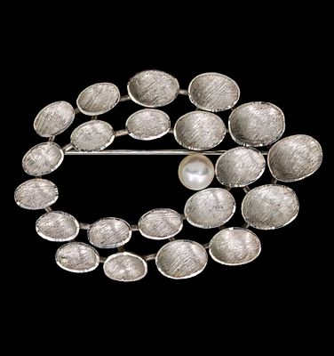 18k White Gold Pearl Brooch. 
Marked. 
4x3cm. 
9.58gr.