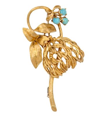 18k Yellow Gold Brooch.
Flower shape, three turquoises.
Marked (Italian).
Length: