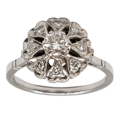 טבעת פלטינה ויהלומים. 
יהלום מרכזי במשקל של כ-0.50 קראט, צבע G-H, ניקיון VS. 
8 יהלומים מסביב 