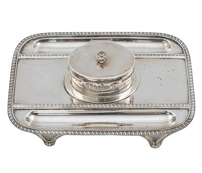 קסת דיו כסף סטרלינג, Charles Stuart Harris, לונדון, אנגליה, 1899. 
מגש מלבני עם שני שקעים להנחת 