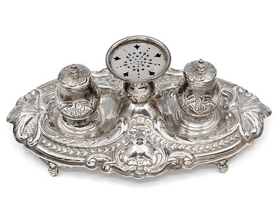 קסת דיו כסף סטרלינג, המאה ה-20. 
חתום. 
גובה: 9ס"מ. 
אורך: 24ס"מ. 
338 גרם.