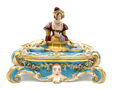 קסת דיו מרשימה עשויה פורצלן. 
פיגורה במרכז, עיטורי זהב, פרחים ועלים. 
גובה: 22ס"מ. 
רוחב: 