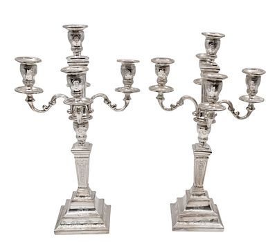 זוג קנדלברות כסף, חמישה קנים. 
עיטורי סרטים ועלים, חריטת ר"ת (SNI). 
חתום (835). 
גובה: 