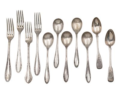 לוט חלקי סכו"ם כסף. 
חתום (כ"א). 
388 גרם.