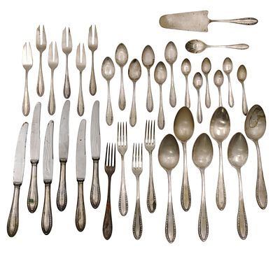 סט סכו"ם כסף, 36 חלקים, ורשה, פולין, תחילת המאה ה-20. 
כולל: 
6 כפות (21ס"מ). 
6 סכינים 