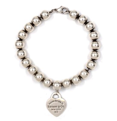 צמיד כסף סטרלינג תוצרת Tiffany & Co. צמיד כסף סטרלינג תוצרת Tiffany &amp; Co. 
צמיד עם קמע - 