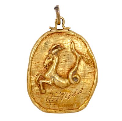 תליון מזל גדי זהב צהוב 18 קראט. 
חתום. 
3.6x2.6ס"מ. 
11.94 גרם.