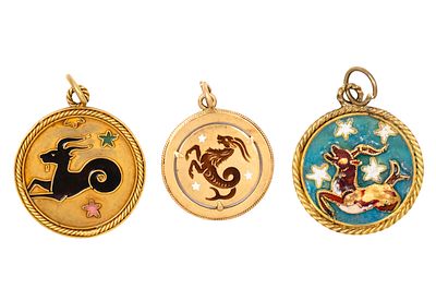 שלושה תליוני מזל גדי זהב צהוב 18 קראט ואמייל. 
2.4-2.8ס"מ. 
19.51 גרם.