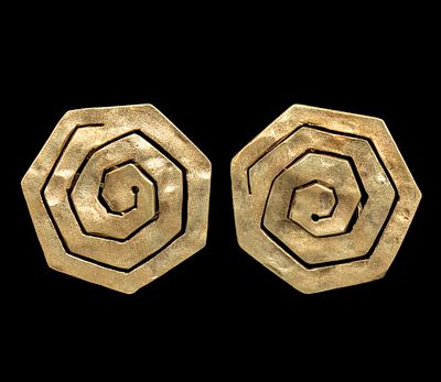 זוג עגילים זהב צהוב 14 קראט. 
בצורת משובע (מצולע בעל שבע צלעות - הפטגון). 
סגר 