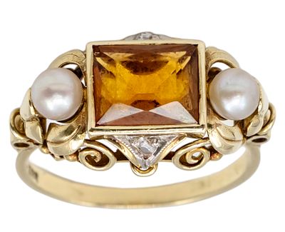 טבעת זהב צהוב 14 קראט, סיטרין, פנינים ויהלומים. 
סיטרין בגוון דבש בחיתוך מלבני, 8.5x7.5מ"מ. 
שתי 