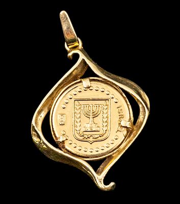 תליון עדליון - עם ישראל חי, זהב צהוב 14 קראט. 
2.7x2ס"מ. 
2.51 גרם.