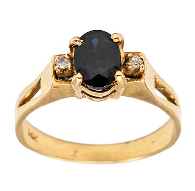 טבעת זהב צהוב 14 קראט, ספיר ויהלומים. 
ספיר אובאלי - 7x5מ"מ. 
שני יהלומים במשקל כולל של כ-0.04 