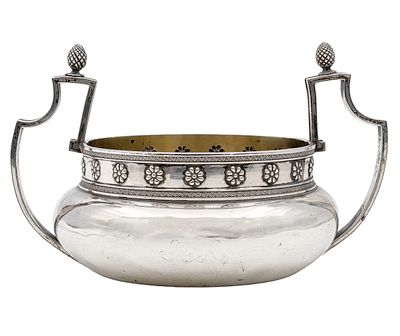 קערת כסף, Carl Faberge, מוסקבה, רוסיה, 1896-1908. 
חתום. 
גובה: 11ס"מ. 
רוחב: 