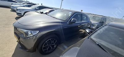 אלפא רומיאו סטלביו מודל 2021. 52,099 ק"מ, יד שנייה. תיבת הילוכים: אוטומטי
צבע: אפור, מנוע: 