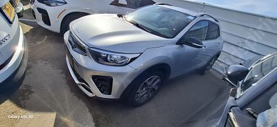 קיה סטוניק מודל 2022. 130,837 ק"מ, יד ראשונה. תיבת הילוכים: אוטומטי
צבע: כסוף, מנוע: בנזין, נפח 