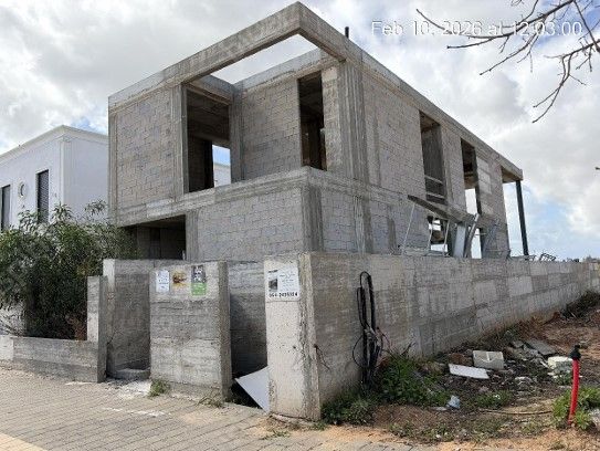, שלד בית מגורים צמוד קרקע חד משפחתי דו קומתי מעל קומת מרתף ושלד בריכת שחיה, אירוס, רחוב שבתאי 11, גוש 3741, חלקה 279.