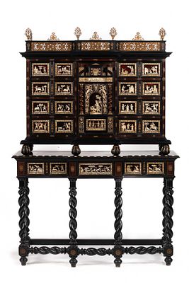 Contador Italiano com base do s&eacute;c. XIX, em v&aacute;rias madeiras. Profusa decora&ccedil;&atilde;o embutida em 