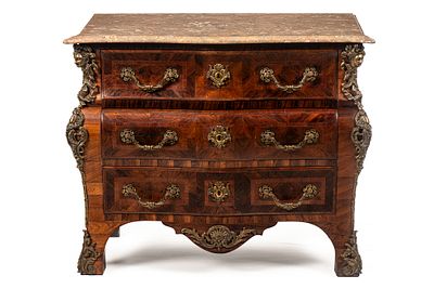 C&oacute;moda estilo Lu&iacute;s XV, folheada a v&aacute;rias madeiras, com tampo em m&aacute;rmore recortado. ENG Louis XV 