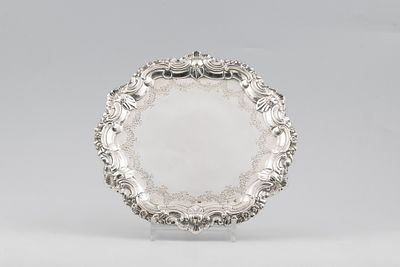 Salva D. Jos&eacute; em prata portuguesa, s&eacute;c. XVIII, Peso aprox.: 453,2 g. ENG St. Joseph salver in 