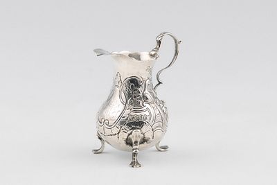 Leiteira em prata inglesa, 925 mil&eacute;simos, com monograma, Peso aprox.: 82,8 g. ENG Small English 