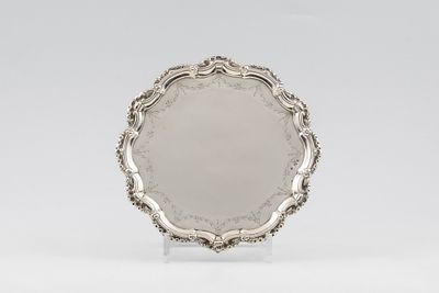 Salva em prata portuguesa, s&eacute;c. XVIII, assente sobre tr&ecirc;s p&eacute;s de garra. Peso aprox.: 253,5 g. EN 