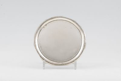 Salva de tr&ecirc;s p&eacute;s em prata portuguesa., s&eacute;c. XVIII/XIX, Peso aprox.: 235 g. ENG Salver of 