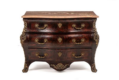 C&oacute;moda estilo Lu&iacute;s XV, folheada a v&aacute;rias madeiras, com tampo em m&aacute;rmore recortado. ENG Louis XV 