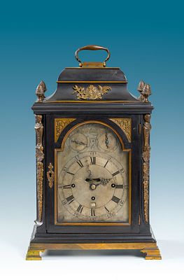 Rel&oacute;gio de mesa ingl&ecirc;s, do relojoeiro "Stephan Rimbault", do s&eacute;c. XVIII, dito "bracket clock" 