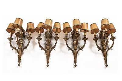 Dois pares de apliques de tr&ecirc;s lumes estilo Imp&eacute;rio, em bronze dourado. ENG Two pairs of 