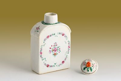 Frasco de ch&aacute; em porcelana chinesa, Companhia das &Iacute;ndias, reinado Qianlong (1736-1795). ENG 