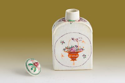 Frasco de ch&aacute; em porcelana chinesa, Companhia das &Iacute;ndias, reinado Qianlong (1736-1795). ENG 